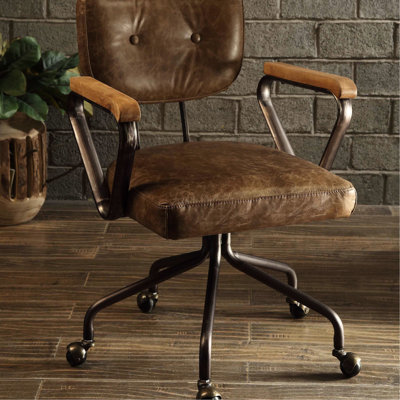 Élégante chaise rétro avec cuir pivotant et garniture cloutée attrayante dans un style confortable et séduisant