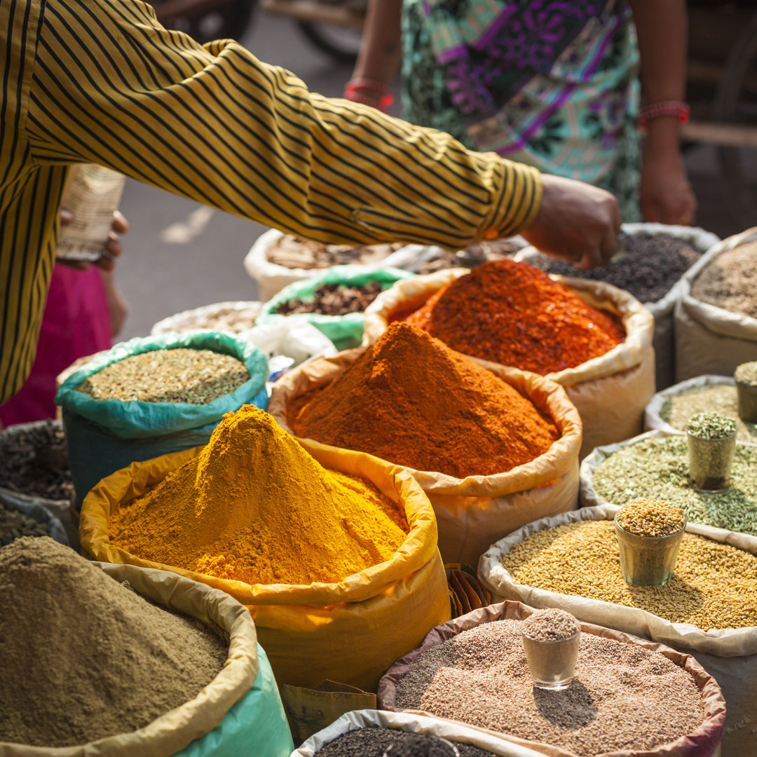 Leinwandbild Traditionelle Gewürze und Trockenfrüchte auf einem lokalen Basar in Indien