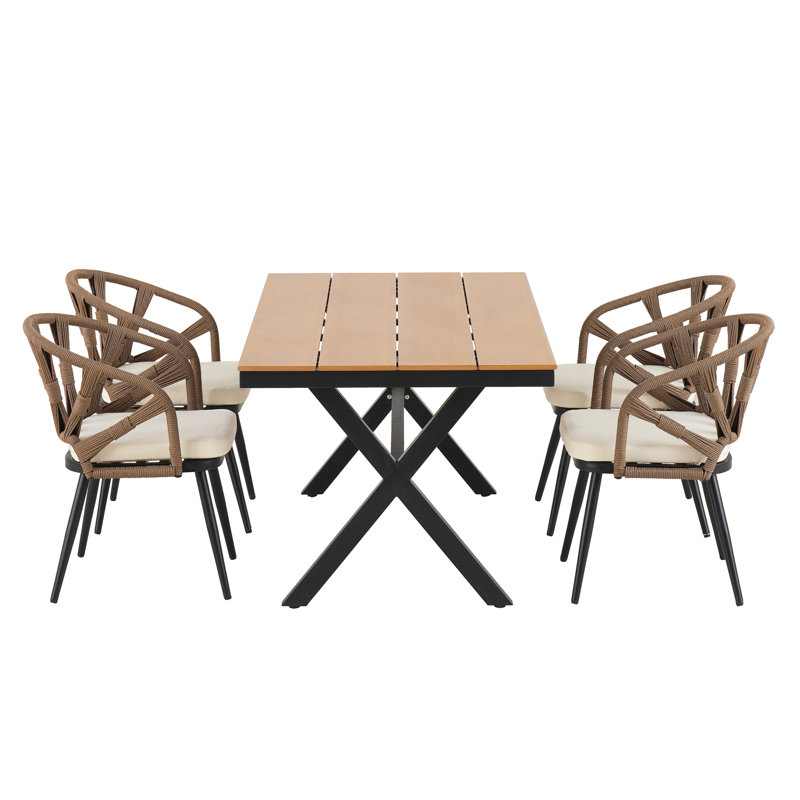Fabriqué à l'extérieur de façon unique avec des chaises en PE et une table en bois, Brun