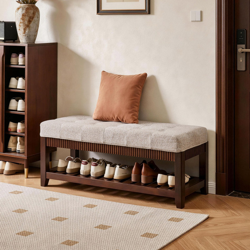 Banc de rangement en bois cannelé, assise rembourrée et capitonnée avec tablette inférieure à lattes, banc organisateur de chaussures d'entrée