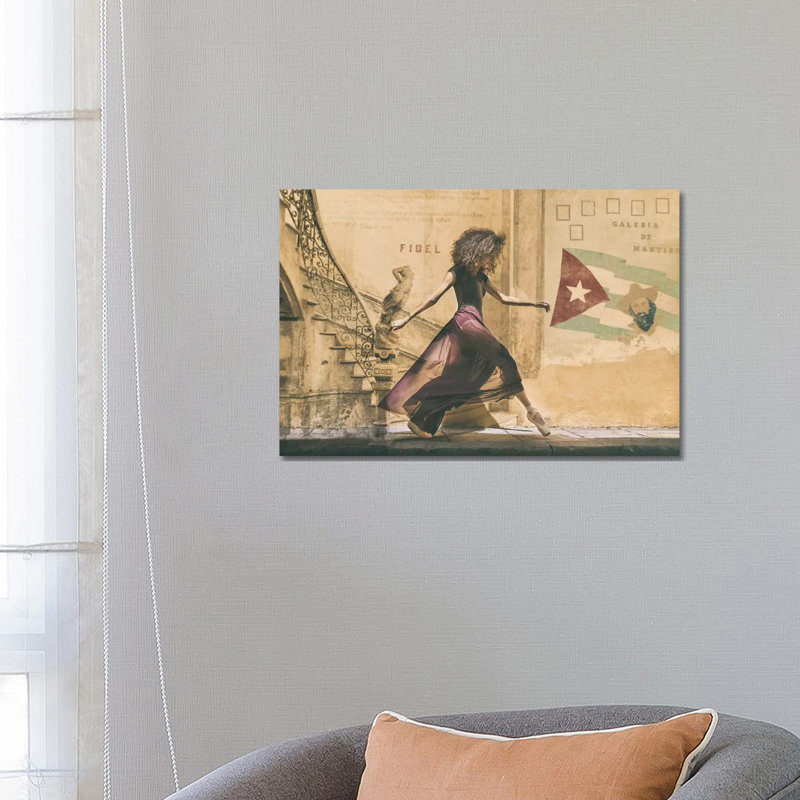 Walking in Havana 1 Piece Wall Art on Canvas, 45.72cm H x 66.04cm W x 1.91cm D, Wrapped Canvas