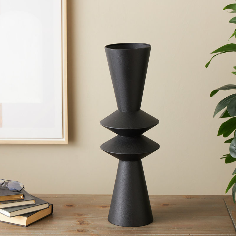 Vase cannelé en métal Cole And Grey, H 23,25 po x l 7,7 po x P 7,7 po