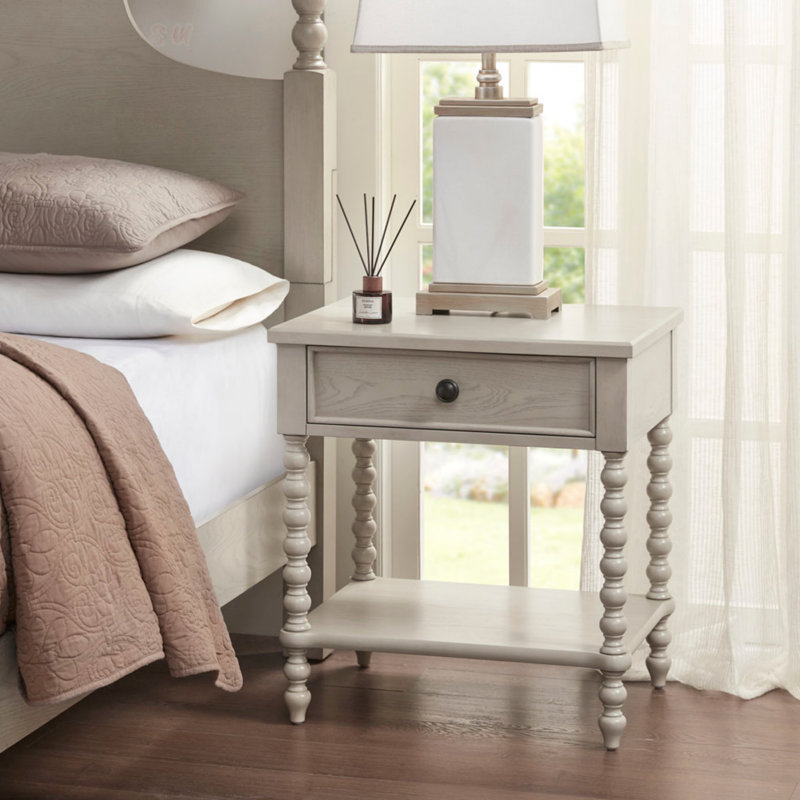 Table de chevet naturelle d'aspect blanc délavé avec structure en bois massif et pieds tournés, parfaite pour les chambres à coucher rustiques et modernes.
