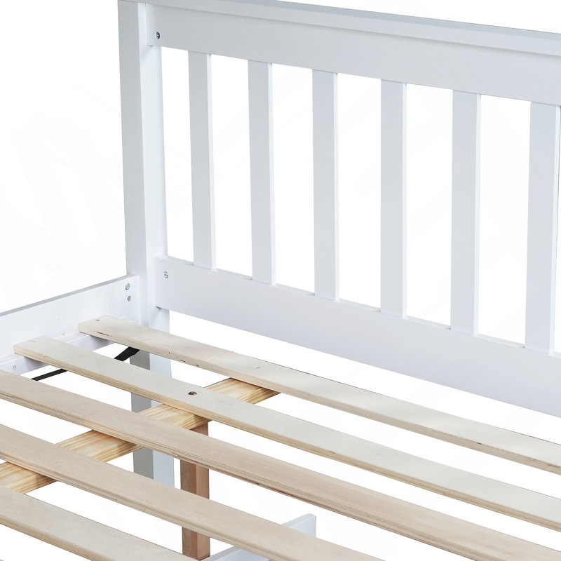 Lit simple au-dessus d'un lit double en bois avec lit gigogne