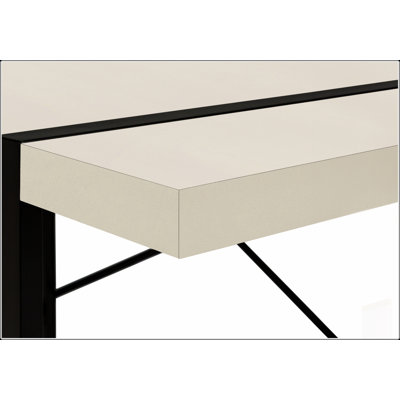 Bureau d'ordinateur de style industriel avec surface spacieuse et pieds en métal robustes pour un bureau à domicile moderne