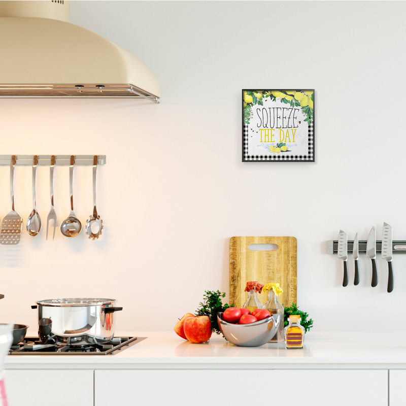 «Squeeze the Day Kitchen Humor Plaid Word Design» par The Saturne Post, reproduction d'art textuel