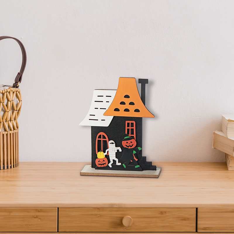 Petite maison en bois avec décor de maman et de citrouille