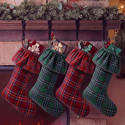 Ensemble de 4 bas de Noël suspendus en tartan rouge et vert à motif écossais classique de 18 pouces