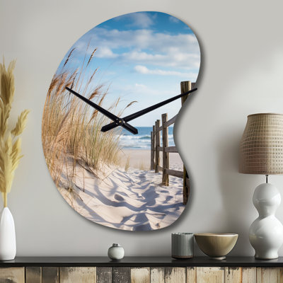 Tranquility Path To Dune Beach III - horloge asymétrique en métal sable de plage, impression d'horloge murale de forme unique