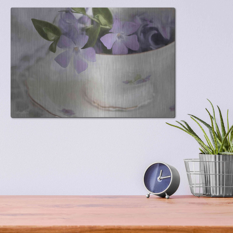 Art mural en métal «Violet Teacup I» par Lori Deiter, H 12 po x l 16 po