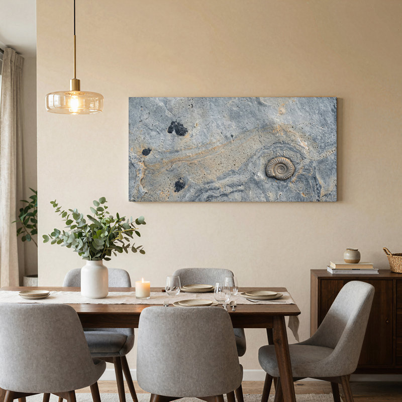 Spirale d'ammonite fossile dans une roche grise texturée, art mural, L 32 po x H 16 po
