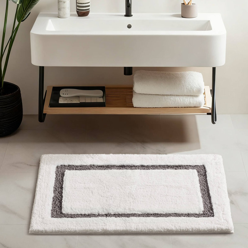 Tapis pour salle de bain Roan Border, L 32 po x l 20 po, Blanc / Gris