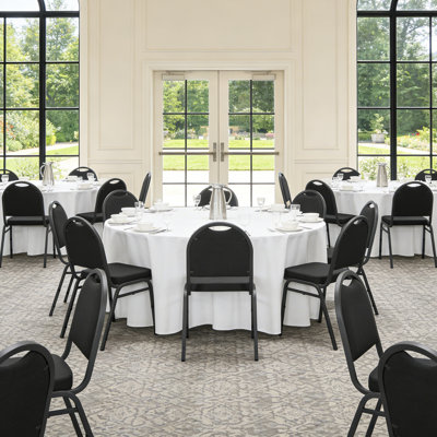 Ensemble de 4 chaises de salle à manger empilables pour banquet, chaises rembourrées à dossier couronné - siège en tissu noir, structure en acier robuste, capacité de 300 lb, aucun assemblage requis pour la conférence de mariage au restaurant