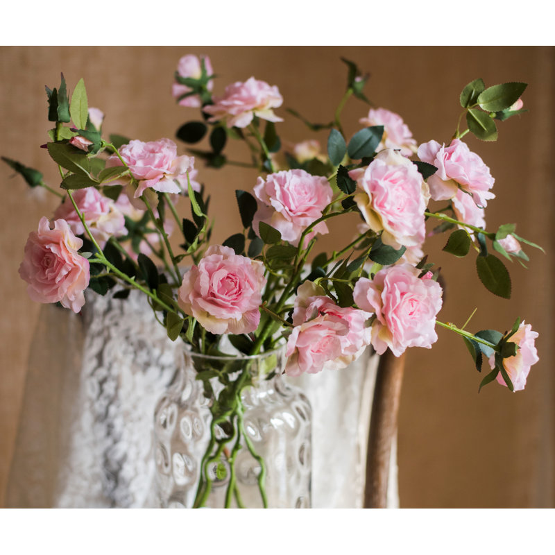 Tige de rose en fleur