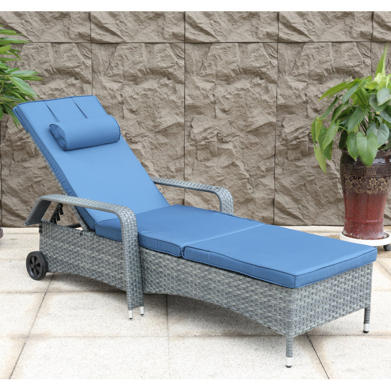 Chaise longue simple en osier avec roulettes et coussins d'accoudoirs Gerritt, Bleu marine