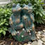 Sculpture fantaisiste représentant un couple de grenouilles enlacées, avec éclairage solaire d'ambiance, en oxyde de magnésium à patine bronze, décoration extérieure pour terrasse et jardin.