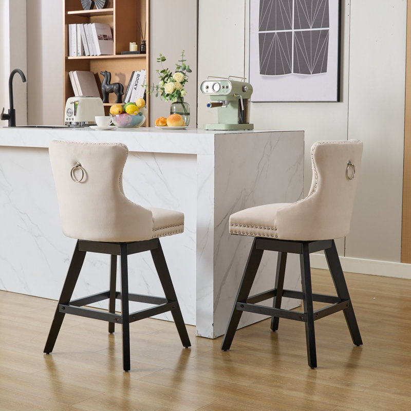 Ensemble de 2 tabourets de bar pivotants en velours beige, chaises de bar rembourrées capitonnées avec garniture cloutée chromée, dossier incurvé et pieds en bois d'hévéa massif, îlot de cuisine style bar pour la maison
