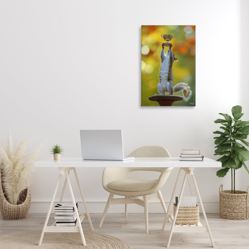 Écureuil tenant un trophée sur toile par Roozbeh Bahramali, H 30 po x l 20 po