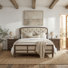 Ensemble de chambre avec très grand lit et deux tables de chevet Aisja