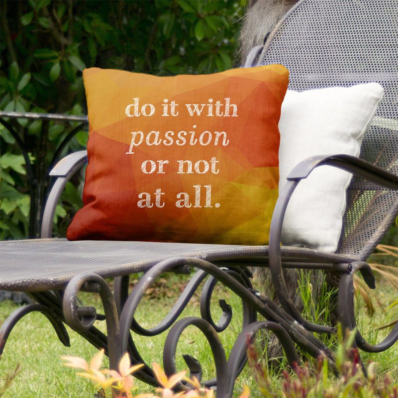 Coussin intérieur/extérieur d’inspiration passion, 18 po x 18 po, Ambre