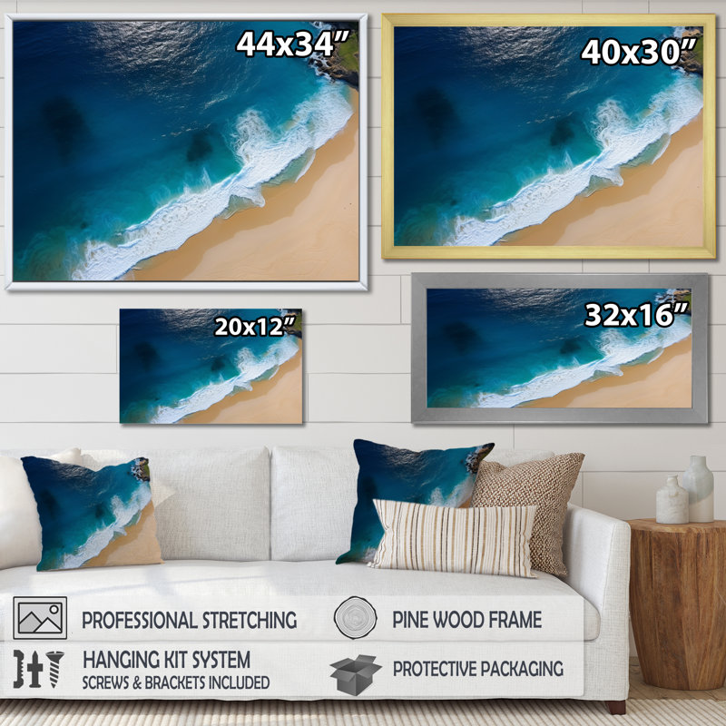 Vue aérienne de la plage côtière II - art mural plage, Cadre doré à coins fermés, H 30 po x l 40 po x P 1,5 po