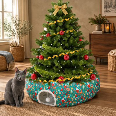 Ce lit tunnel de Noël sur le thème du Père Noël se place sous le pied du sapin et combine une cachette intérieure pliable, une structure lavable et un jouet en peluche suspendu en forme de balle, présenté comme cadeau pour animaux de compagnie pendant les fêtes.