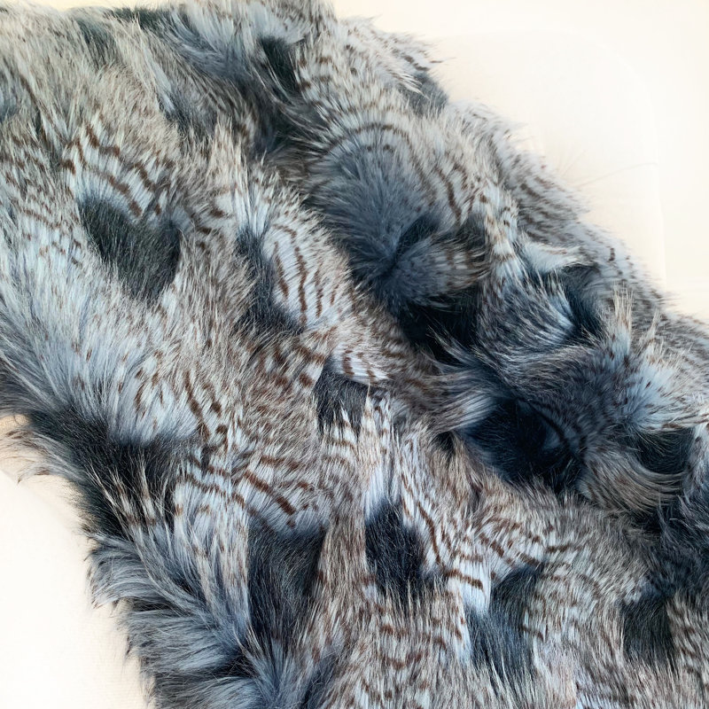 Jeté en fausse fourrure de luxe fabriqué à la main à motif de plumes chichi Plutus, l 108 po x L 90 po, Couverture