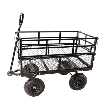 Les chariots de chariot de jardin facilitent le transport du bois de chauffage