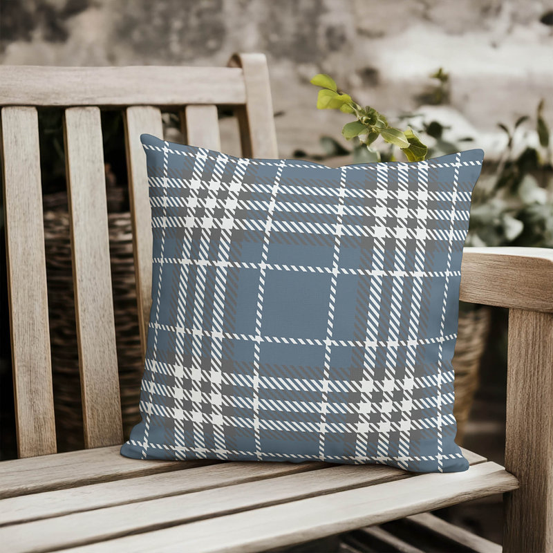 Coussin extérieur Christopher's, H 18 po x l 18 po, Tissu écossais bleu foncé 5