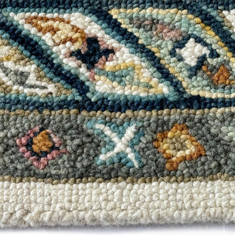 Tomeshia-Villa, Runner 2'6" x 8'