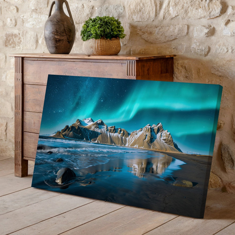 Toile, "Un paysage arctique à couper le souffle la nuit avec une montagne dramatique", H 20 po x l 30 po