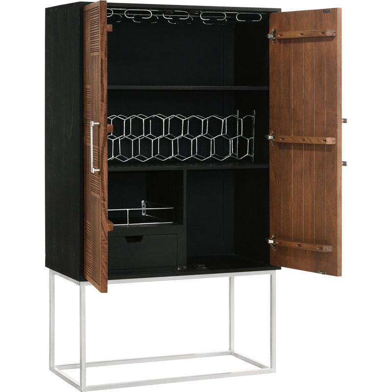 Armoire de bar rustique avec noyer et noir, avec un espace de support de tige pour les portes décoratives à vin en damier, des tablettes intérieures pour les boissons