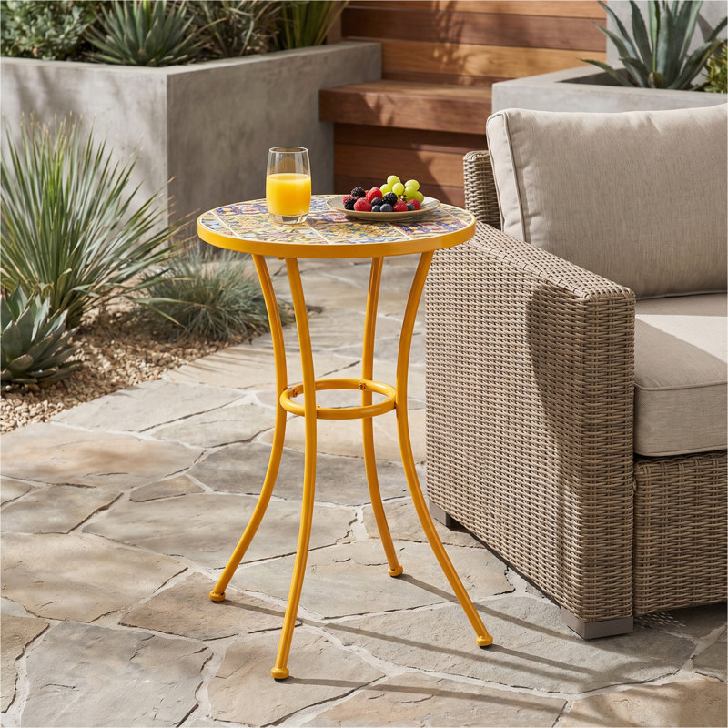 Table d'appoint d'extérieur avec plateau en mosaïque et pieds en métal, jaune