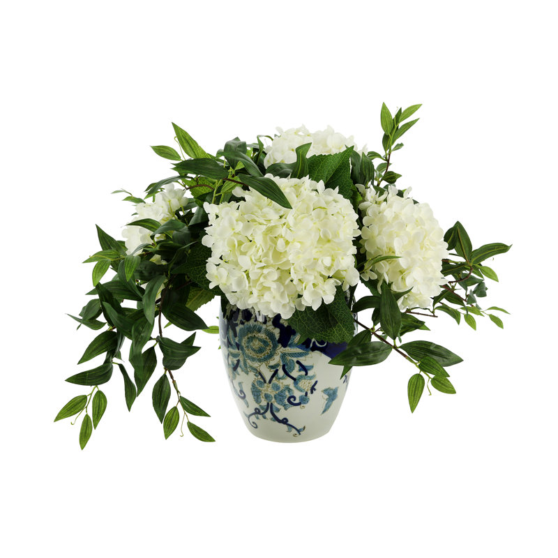Arrangement floral d'hortensias dans un vase