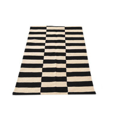 Tapis noir et blanc 2 pi 6 po x 3 pi 11 po