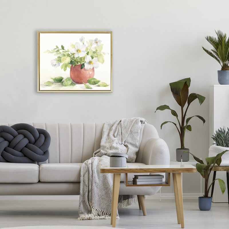 Anémones blanches dans un cadre flottant dans un vase en cuivre, design par Lanie Loreth, H 17 po x l 21 po