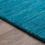 Tapis bleu en laine touffeté à la main à motif abstrait Youngquist-31646084