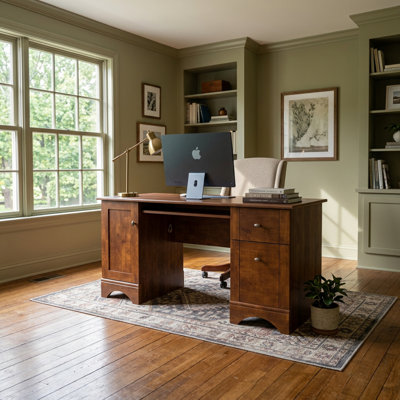 Bureau d'ordinateur en érable brossé, dimensions : 73,7 cm (H) x 59,6 cm (L) x 151 cm (P). Comprend un plateau pour clavier, un tiroir à dossiers suspendus et un passe-câbles de rangement.