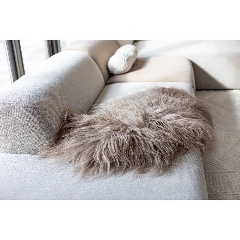 Tapis taupe en peau de mouton 46,7 po