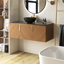 Meuble-lavabo mural en contreplaqué avec comptoir en pierre frittée noire et lavabo et portes ronds en céramique, couleur grain de bois chêne brun