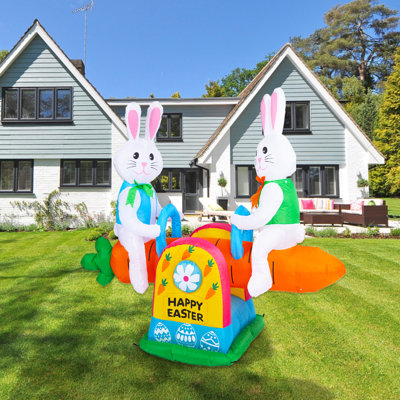 Deux lapins mignons sur la balançoire gonflable