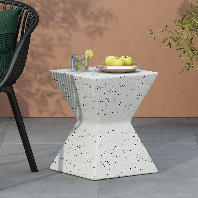 Table d'appoint d'extérieur en béton blanc à finition terrazzo prismatique 14,75 po Christopher Knight Home