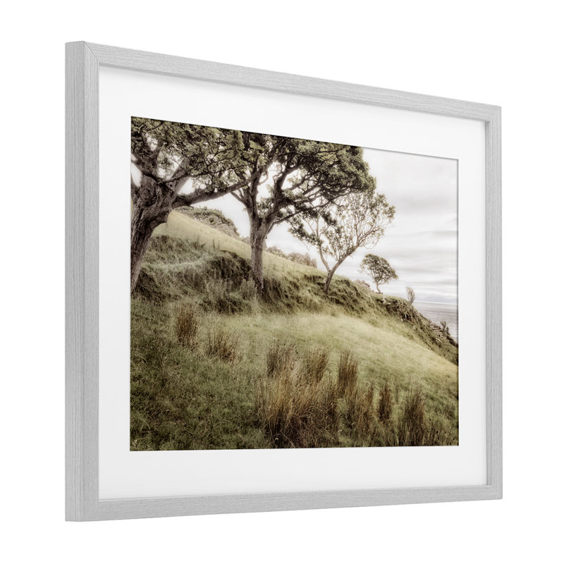 «Irish Hillside Landscape», reproduction sous verre encadrée, design par Andy Amos, H 17 po x l 23 po, Cadre de ferme gris