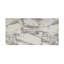 Table basse Matilda blanche de 47 po avec plateau en faux marbre blanc.
