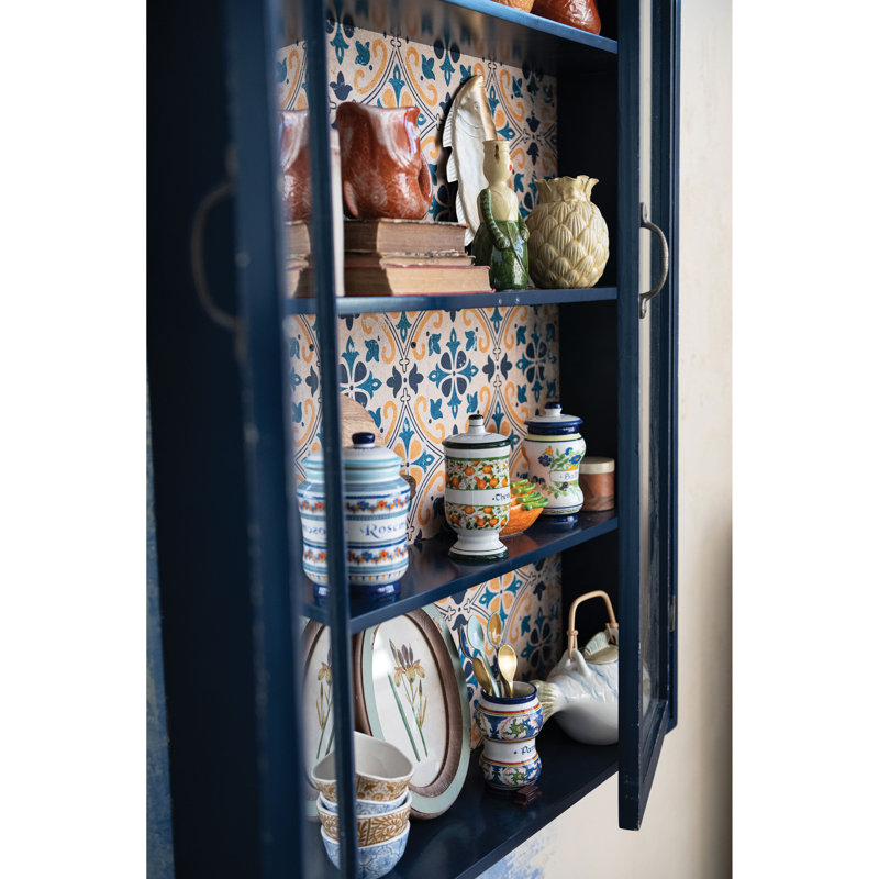 Armoire en bois et verre avec 4 tablettes et dos en papier à motif