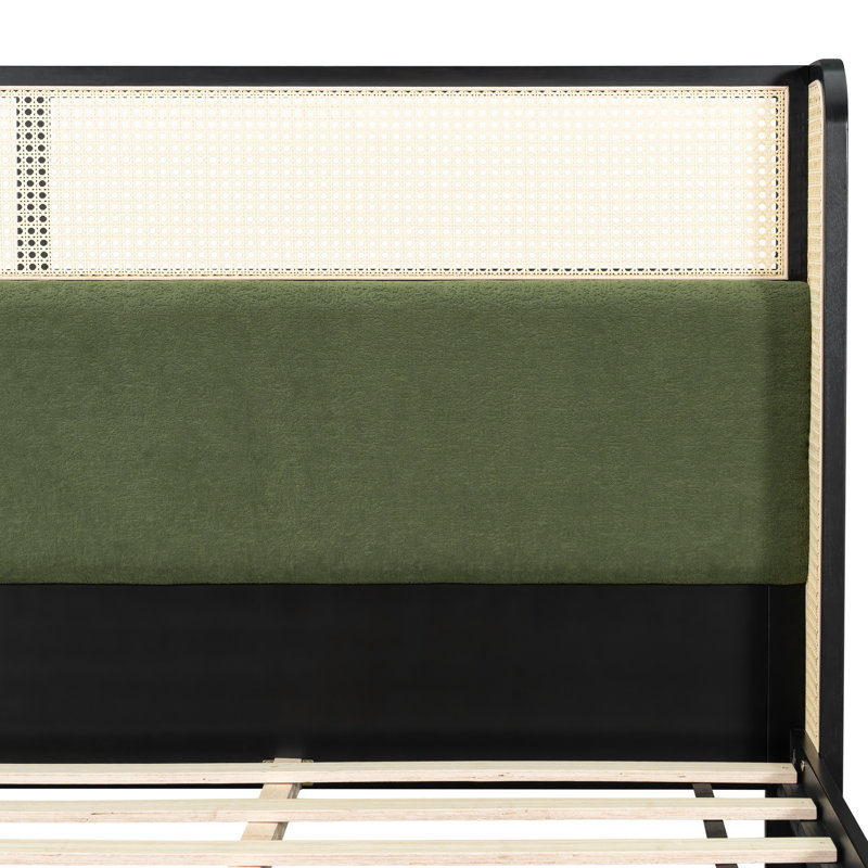 Lit moderne grand, structure en bois massif, tête de lit verte, style douillet
