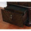 Table de chevet 1 pièce en faux bois sculpté avec détails de meubles de chambre à coucher et table de chevet avec poignées en anneau en bois massif et 2 tiroirs de rangement