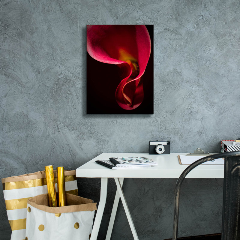 Fleur rouge par Mark Ashkenazi, H 16 po x l 12 po x P 0,75 po