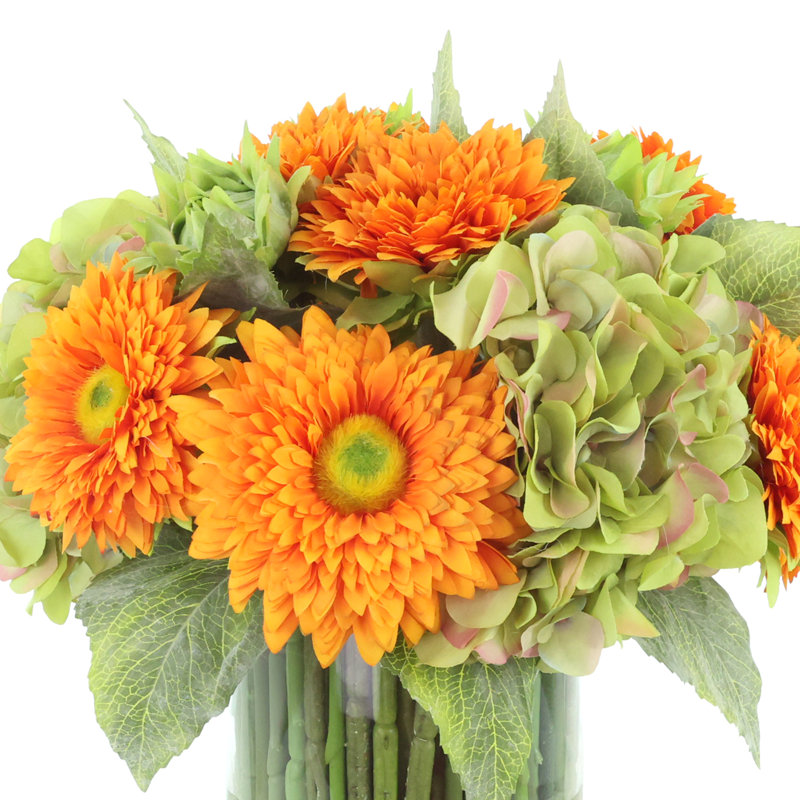 Arrangement d'hortensias et de tournesols dans un vase en verre