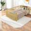 Lits plateforme simples en bois robuste, finition naturelle avec garde-corps